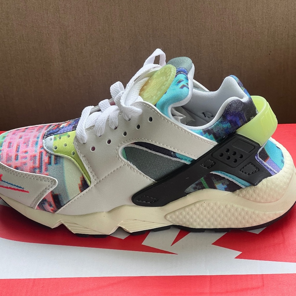 New unworn Womens Nike Air Huarache SE Size 6 (runs small)